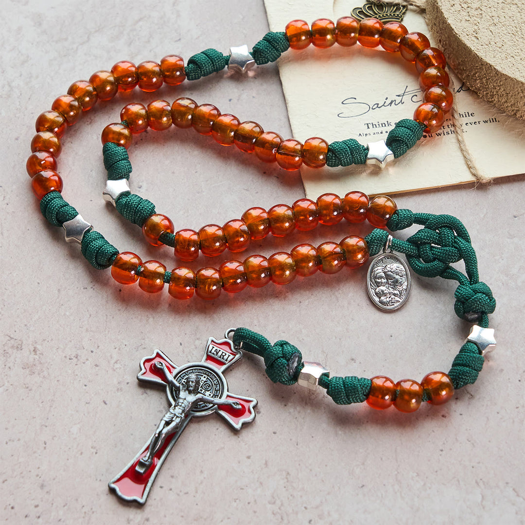 Christliche Rosenkranzkette aus bernsteinfarbenen Perlen und grünem Paracord mit Medaille der Heiligen Familie von Christianartworkshop - 1 Set (Fünf-Gesätze-Rosenkranz & Taschenrosenkranz) - image 0