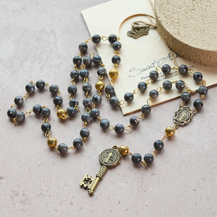 Wundermedaille und Benediktsschlüssel von Christianartworkshop, 8 mm runder schwarzer Stein, Legierungskette, Rosenkranz - Wundermedaille & Benediktschlüssel - image 0