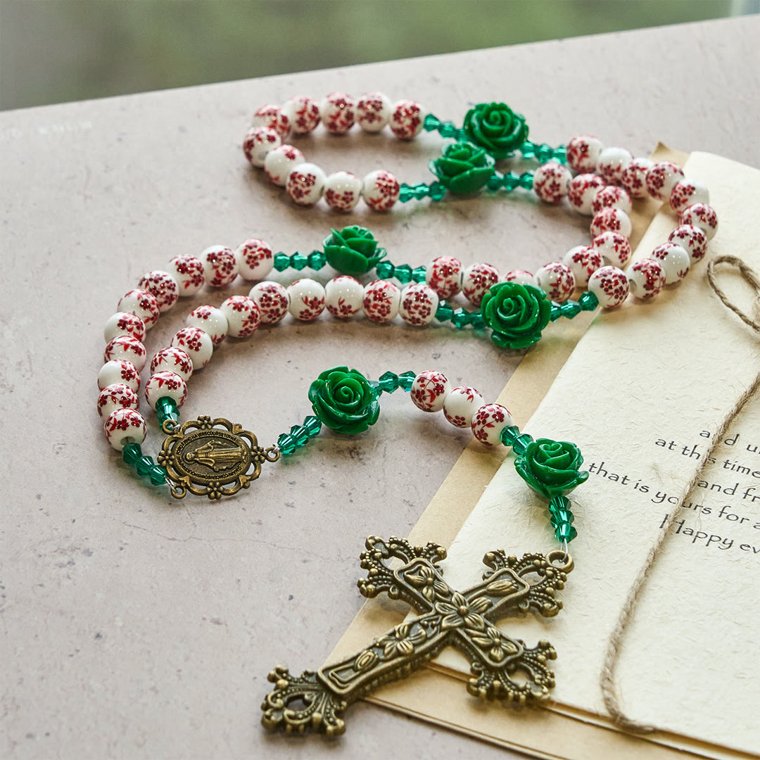 Rosenkranz aus roten Keramikperlen mit Blumenmuster und grüner Rose von Christianartworkshop: Der Garten der Liebe Mariens - image 3