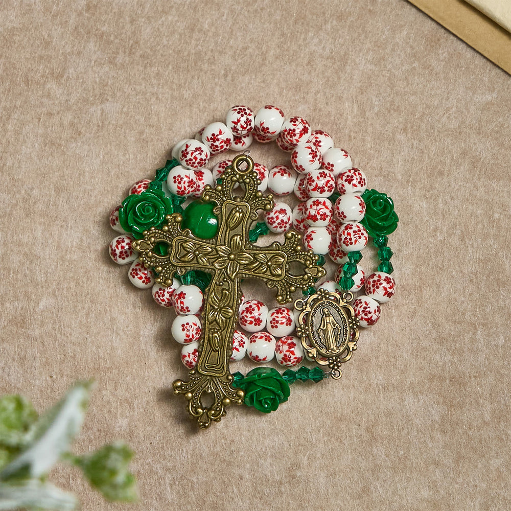 Rosenkranz aus roten Keramikperlen mit Blumenmuster und grüner Rose von Christianartworkshop: Der Garten der Liebe Mariens - image 1