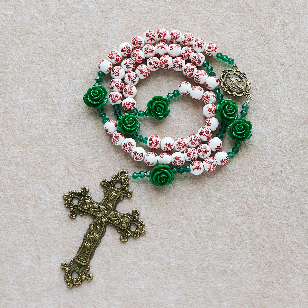Rosenkranz aus roten Keramikperlen mit Blumenmuster und grüner Rose von Christianartworkshop: Der Garten der Liebe Mariens - Rote Keramik mit Blumenmuster - image 0