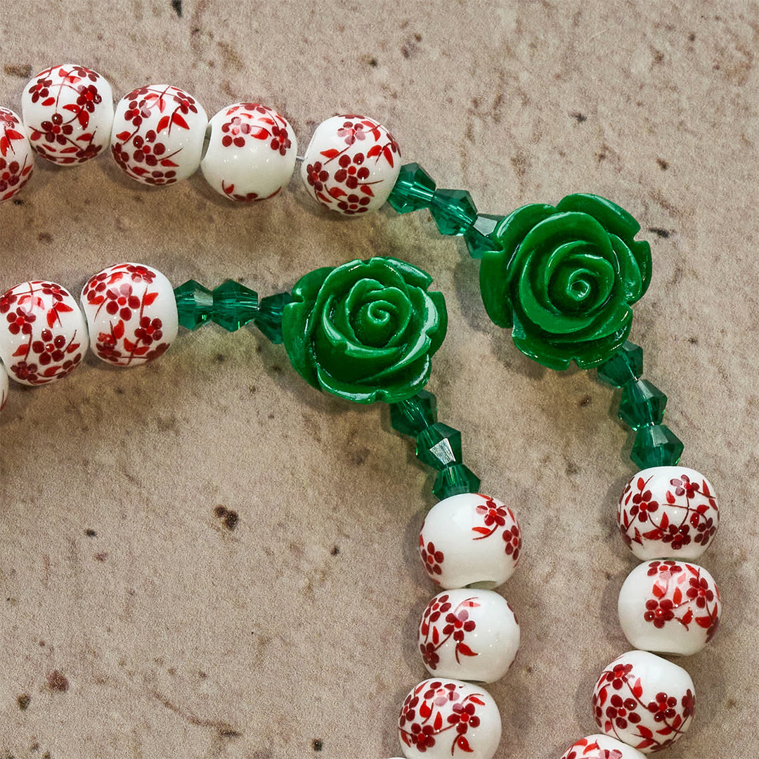 Rosenkranz aus roten Keramikperlen mit Blumenmuster und grüner Rose von Christianartworkshop: Der Garten der Liebe Mariens - image 8