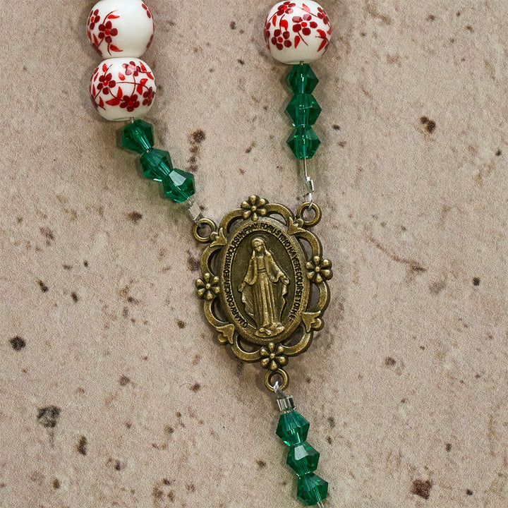 Rosenkranz aus roten Keramikperlen mit Blumenmuster und grüner Rose von Christianartworkshop: Der Garten der Liebe Mariens - image 9