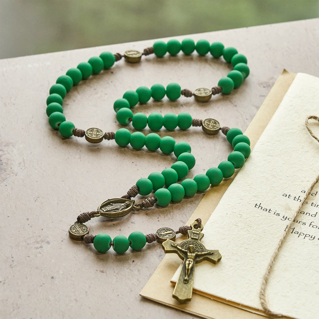 Rosenkranz aus mattgrünen Gummiperlen von Christianartworkshop mit Schutz des Heiligen Benedikt - image 1