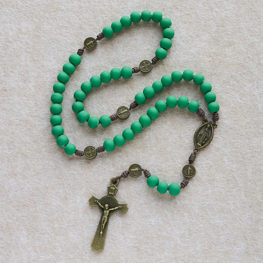 Rosenkranz aus mattgrünen Gummiperlen von Christianartworkshop mit Schutz des Heiligen Benedikt - Der heilige Benedikt und die Muttergottes - image 0