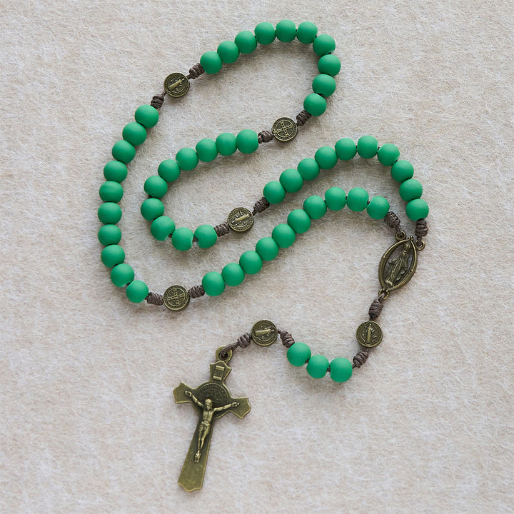 Rosenkranz aus mattgrünen Gummiperlen von Christianartworkshop mit Schutz des Heiligen Benedikt - Der heilige Benedikt und die Muttergottes - image 0