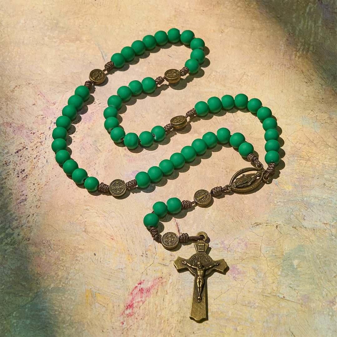 Rosenkranz aus mattgrünen Gummiperlen von Christianartworkshop mit Schutz des Heiligen Benedikt - image 6