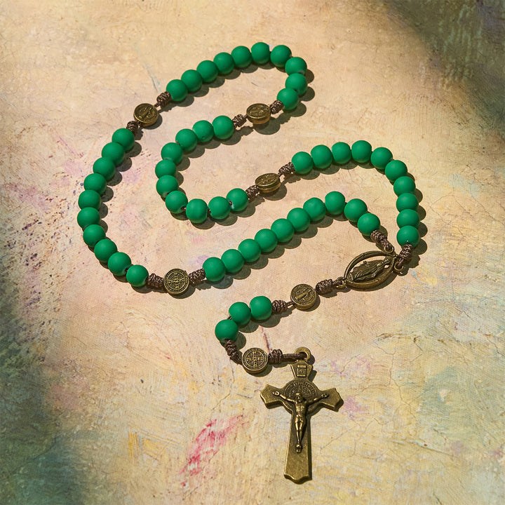 Rosenkranz aus mattgrünen Gummiperlen von Christianartworkshop mit Schutz des Heiligen Benedikt - image 6