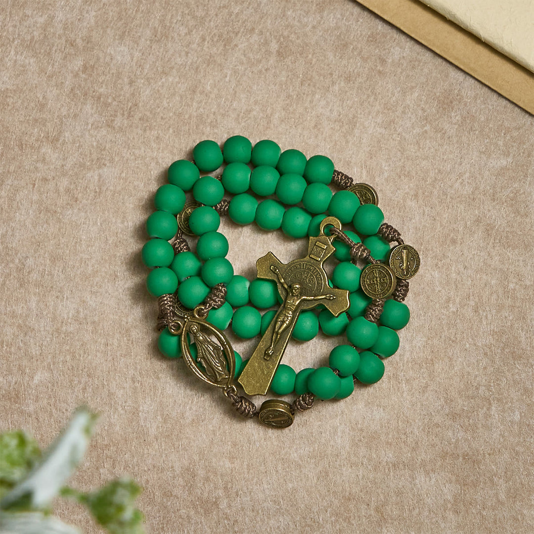 Rosenkranz aus mattgrünen Gummiperlen von Christianartworkshop mit Schutz des Heiligen Benedikt - image 3
