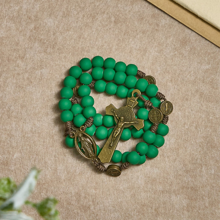 Rosenkranz aus mattgrünen Gummiperlen von Christianartworkshop mit Schutz des Heiligen Benedikt - image 3