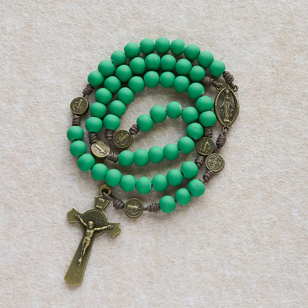 Rosenkranz aus mattgrünen Gummiperlen von Christianartworkshop mit Schutz des Heiligen Benedikt - image 2