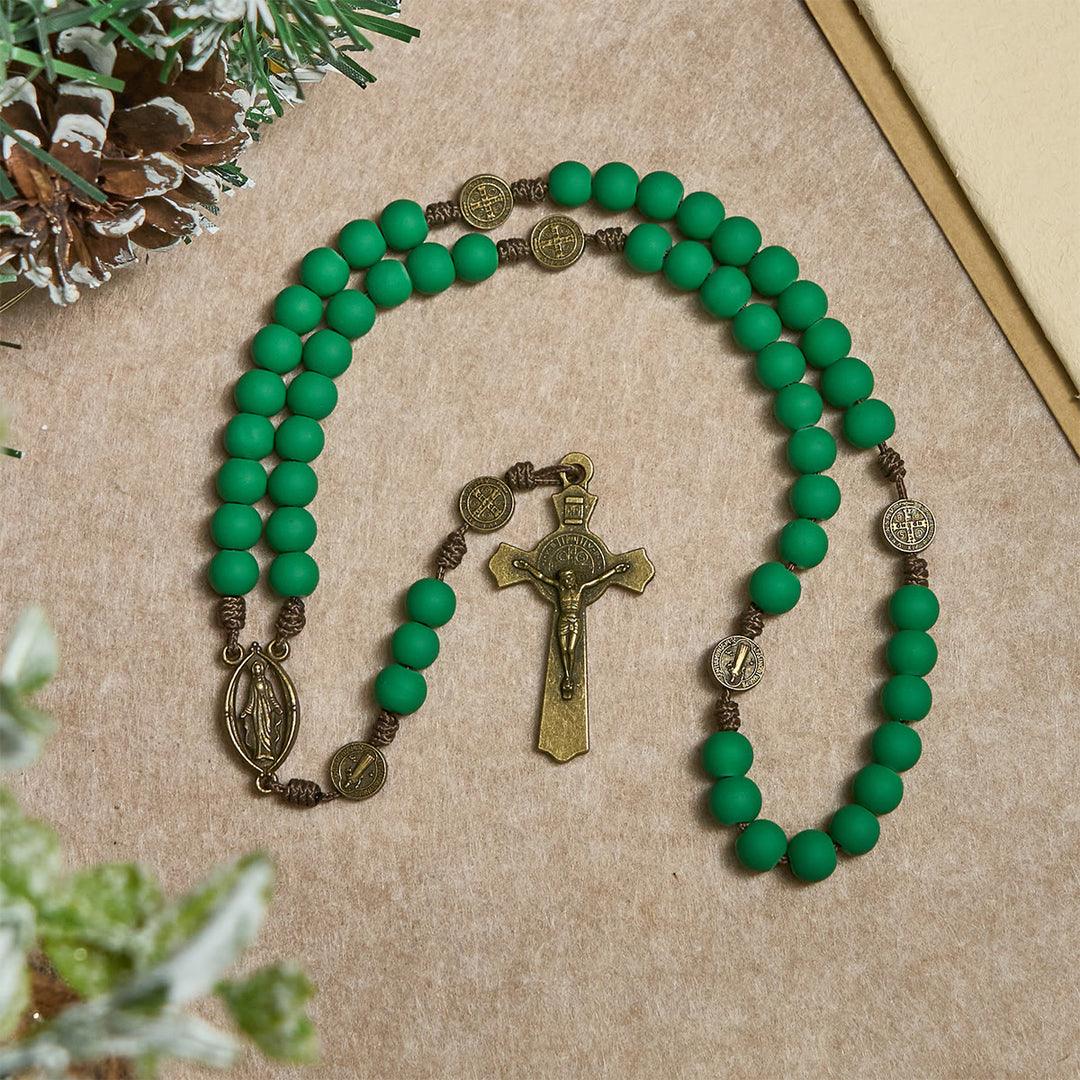 Rosenkranz aus mattgrünen Gummiperlen von Christianartworkshop mit Schutz des Heiligen Benedikt - image 4