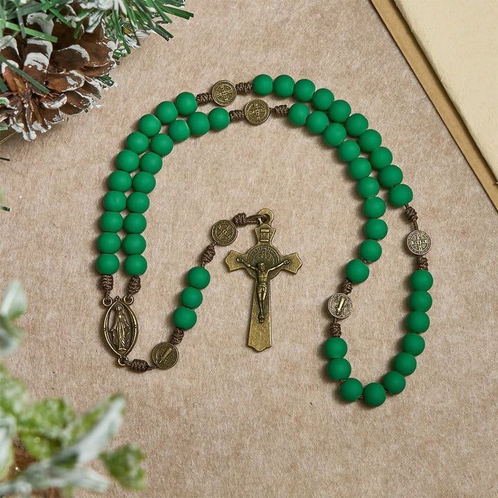 Rosenkranz aus mattgrünen Gummiperlen von Christianartworkshop mit Schutz des Heiligen Benedikt - image 4