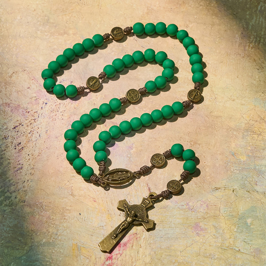 Rosenkranz aus mattgrünen Gummiperlen von Christianartworkshop mit Schutz des Heiligen Benedikt - image 7