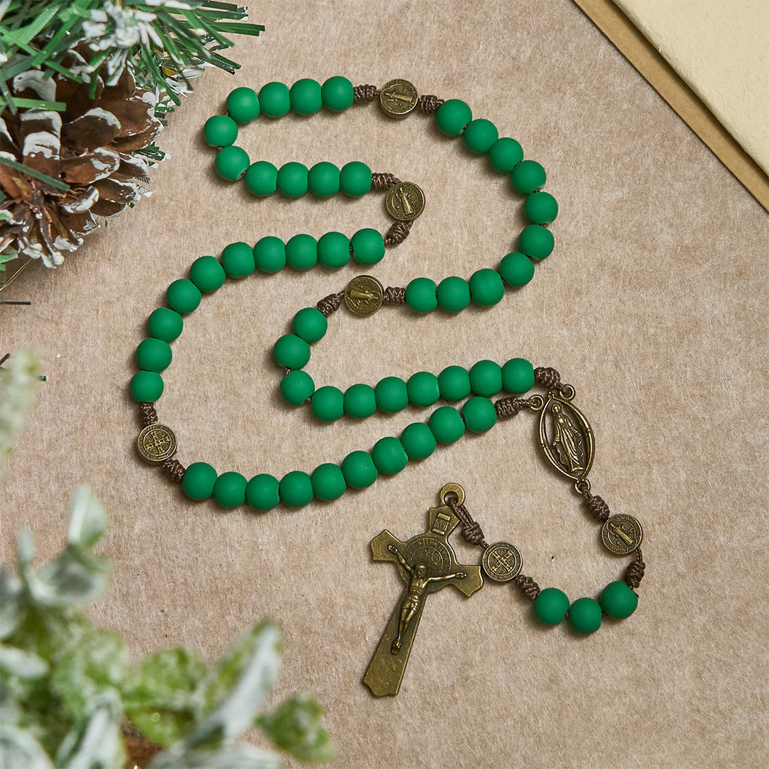 Rosenkranz aus mattgrünen Gummiperlen von Christianartworkshop mit Schutz des Heiligen Benedikt - image 5