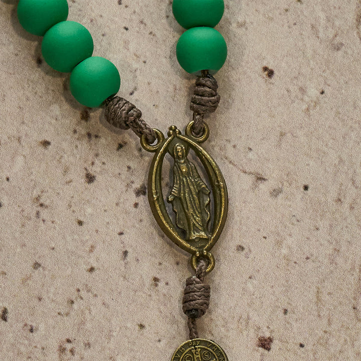 Rosenkranz aus mattgrünen Gummiperlen von Christianartworkshop mit Schutz des Heiligen Benedikt - image 9