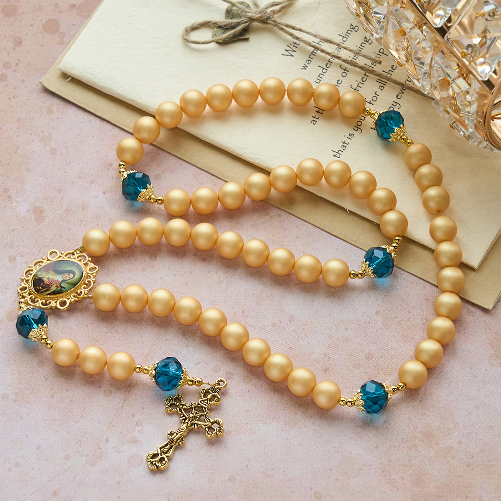 Eleganter, matter Rosenkranz aus goldenen Perlen von Christianartworkshop mit der heiligen Therese und einem Kruzifix - image 1