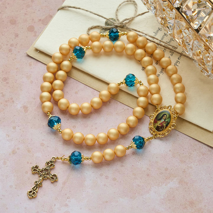 Eleganter, matter Rosenkranz aus goldenen Perlen von Christianartworkshop mit der heiligen Therese und einem Kruzifix - image 4
