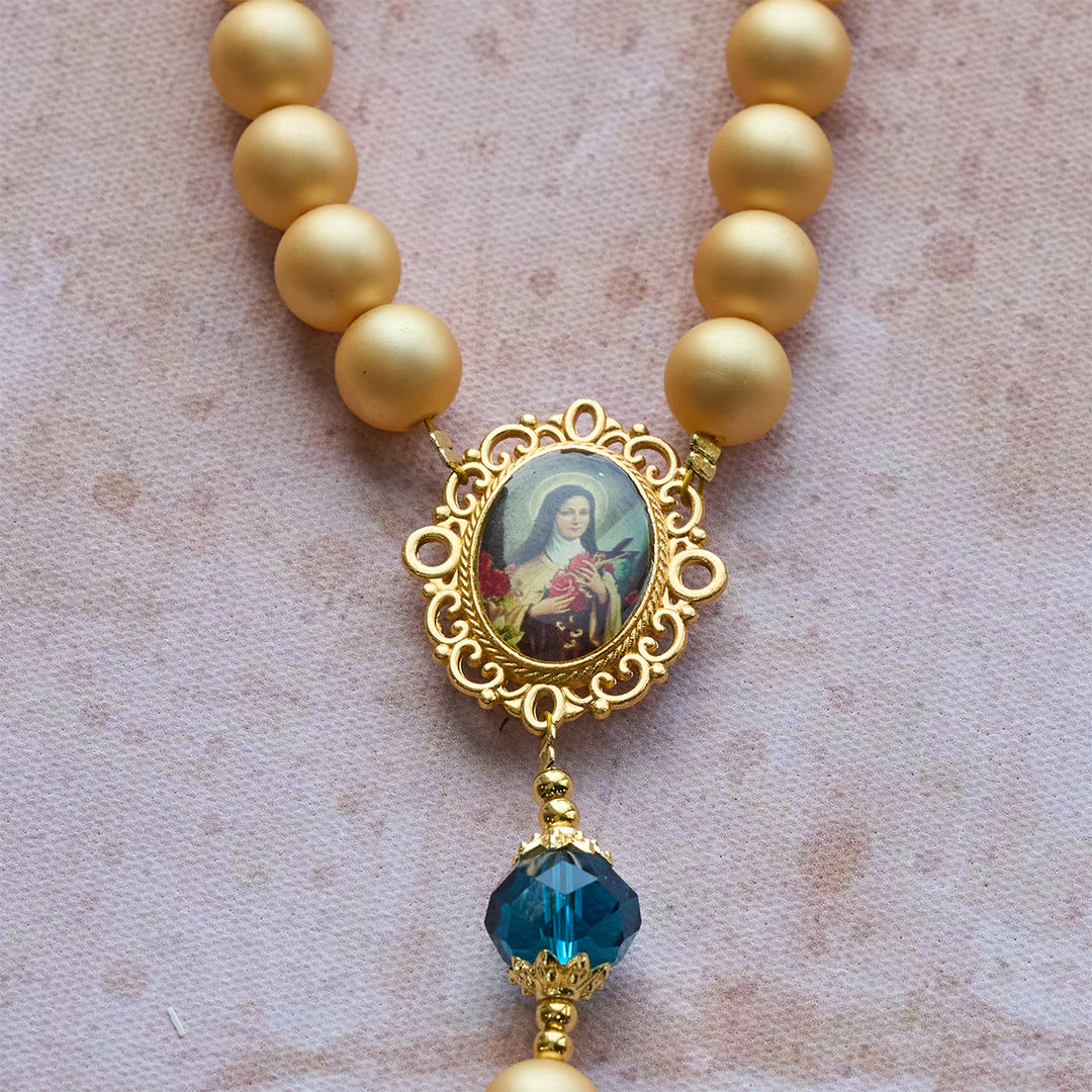 Eleganter, matter Rosenkranz aus goldenen Perlen von Christianartworkshop mit der heiligen Therese und einem Kruzifix - image 9