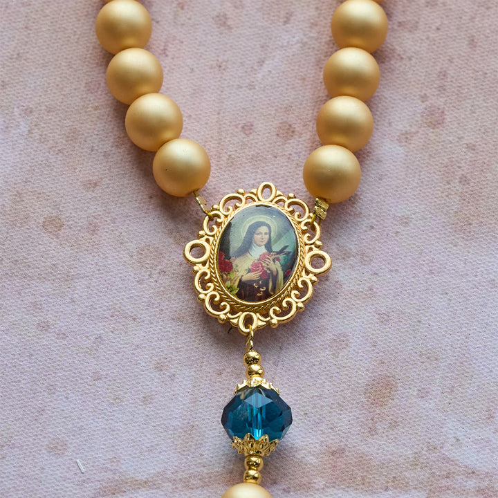 Eleganter, matter Rosenkranz aus goldenen Perlen von Christianartworkshop mit der heiligen Therese und einem Kruzifix - image 9