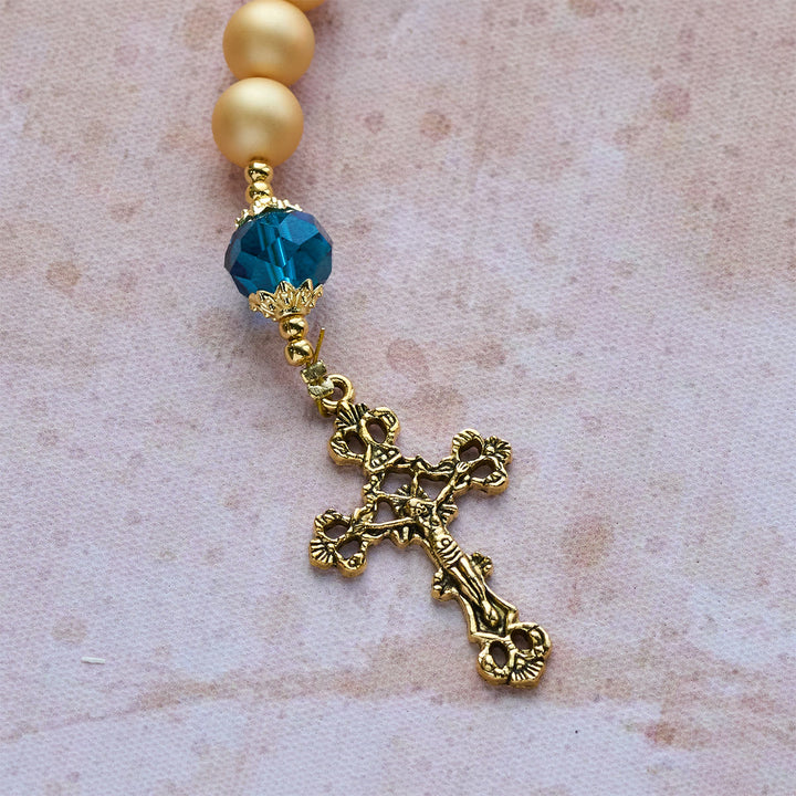 Eleganter, matter Rosenkranz aus goldenen Perlen von Christianartworkshop mit der heiligen Therese und einem Kruzifix - image 10