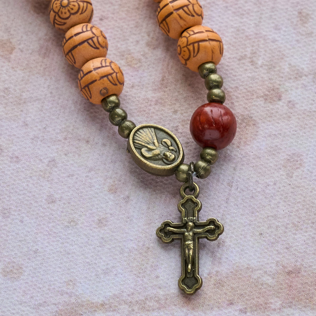 Rosenkranzarmband mit Pfirsichblütenperlen von Christianartworkshop: Andacht und irdische Gnade - image 7