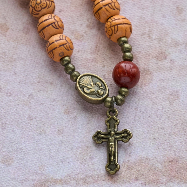 Rosenkranzarmband mit Pfirsichblütenperlen von Christianartworkshop: Andacht und irdische Gnade - image 7