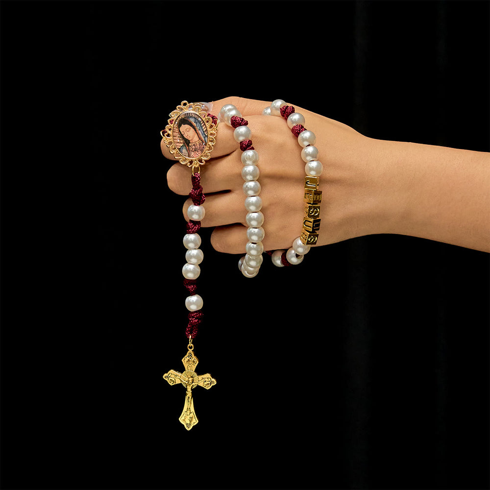 Christianartworkshop Eleganter weißer Rosenkranz nach Maß mit burgunderrotem Paracord und personalisierten JESUS-Buchstaben - image 1