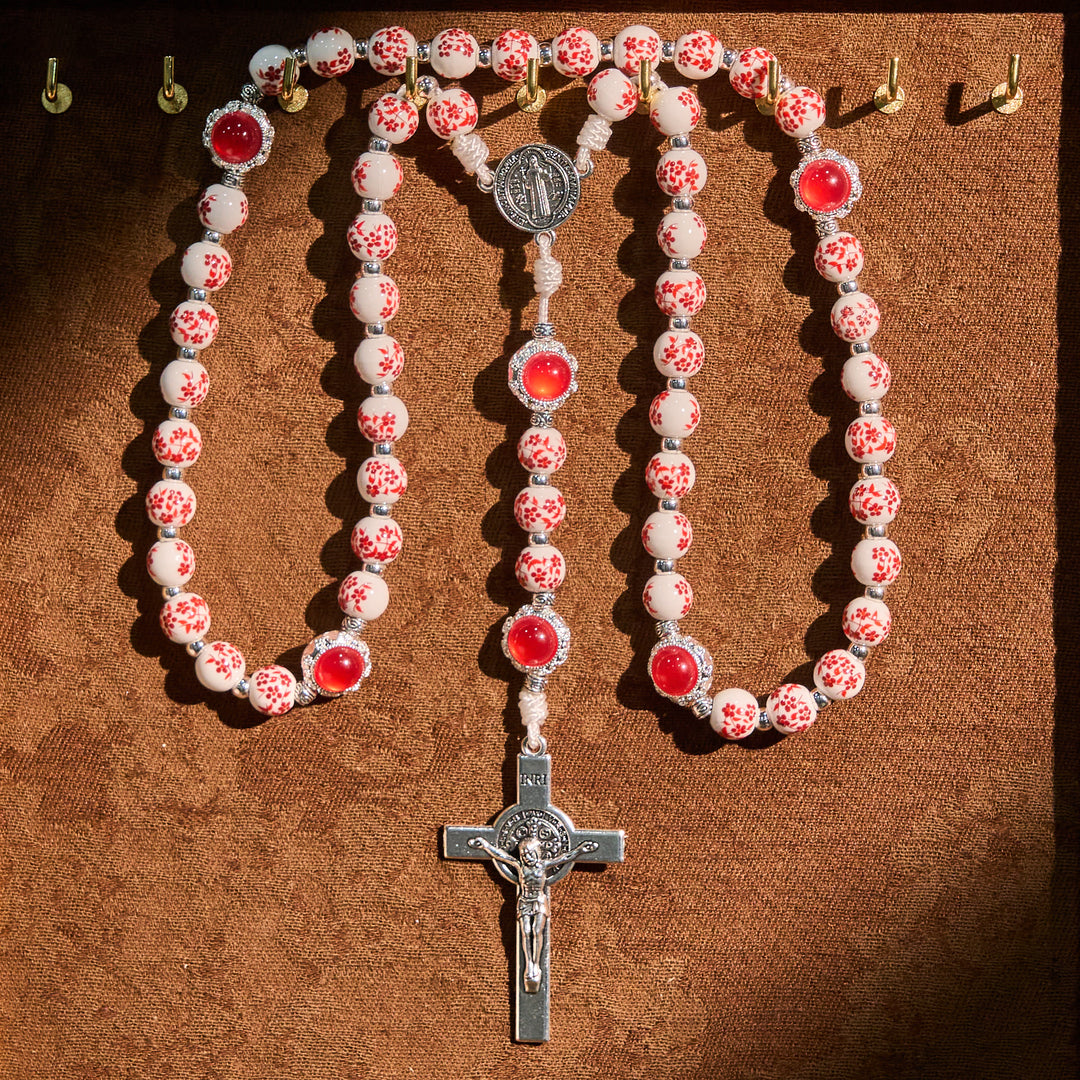 Christianartworkshop Rosenkranz aus floralem Porzellan und Katzenauge: Andacht im Detail und Gebetsverbindung - Der heilige Benedikt und das Kruzifix - image 0