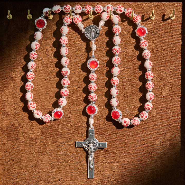Christianartworkshop Rosenkranz aus floralem Porzellan und Katzenauge: Andacht im Detail und Gebetsverbindung - Der heilige Benedikt und das Kruzifix - image 0