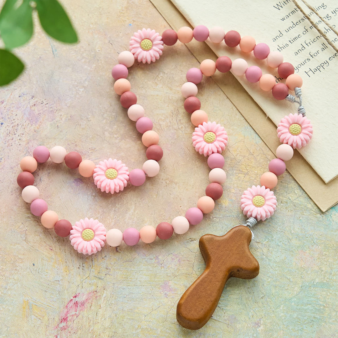 Christianartworkshop Kinderrosenkranz aus Silikon, rosa Gänseblümchen, mit Holzkreuz - Rosenkranz für Kinder mit Gänseblümchen - image 0