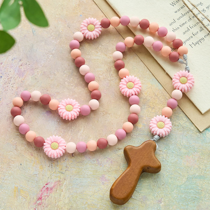 Christianartworkshop Kinderrosenkranz aus Silikon, rosa Gänseblümchen, mit Holzkreuz - Rosenkranz für Kinder mit Gänseblümchen - image 0