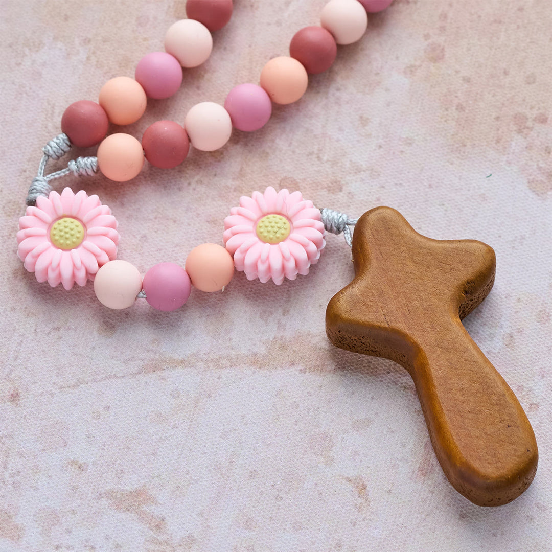Christianartworkshop Kinderrosenkranz aus Silikon, rosa Gänseblümchen, mit Holzkreuz - image 8
