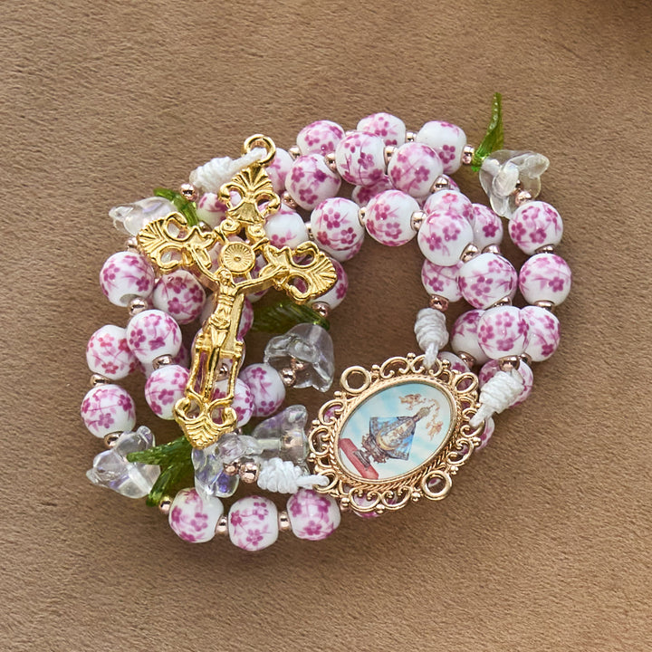 Rosenkranz aus Porzellan mit Lilienmotiven von Christianartworkshop: Andacht in voller Blüte & spirituelle Nahrung - image 5