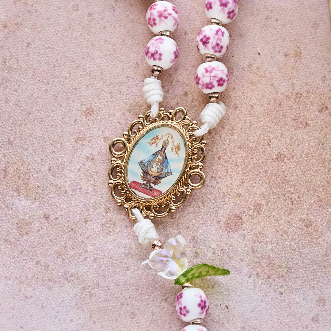 Rosenkranz aus Porzellan mit Lilienmotiven von Christianartworkshop: Andacht in voller Blüte & spirituelle Nahrung - image 9