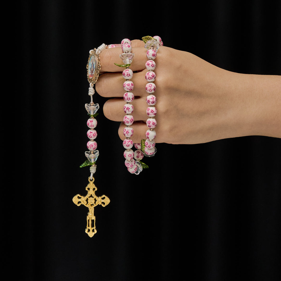 Rosenkranz aus Porzellan mit Lilienmotiven von Christianartworkshop: Andacht in voller Blüte & spirituelle Nahrung - image 1