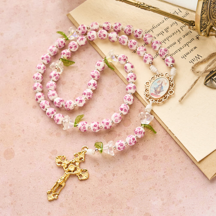 Rosenkranz aus Porzellan mit Lilienmotiven von Christianartworkshop: Andacht in voller Blüte & spirituelle Nahrung - image 3