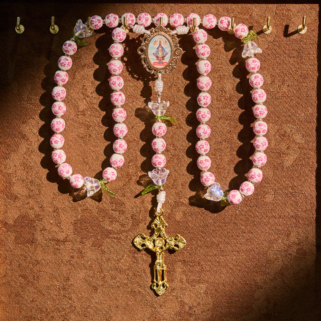 Rosenkranz aus Porzellan mit Lilienmotiven von Christianartworkshop: Andacht in voller Blüte & spirituelle Nahrung - image 2