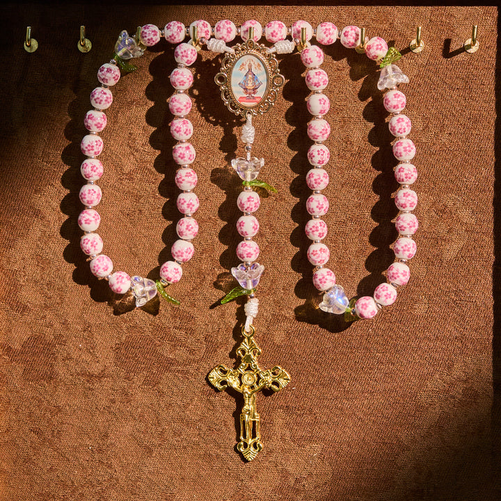 Rosenkranz aus Porzellan mit Lilienmotiven von Christianartworkshop: Andacht in voller Blüte & spirituelle Nahrung - image 2