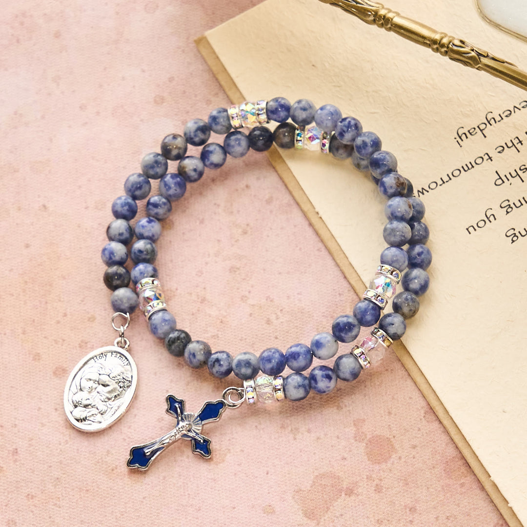 Christianartworkshop Rosenkranzarmband aus blauem Stein mit Erinnerungsdraht an die Heilige Familie - Handgelenkumfang: 18–24 cm (7,09–9,45 Zoll) - image 0