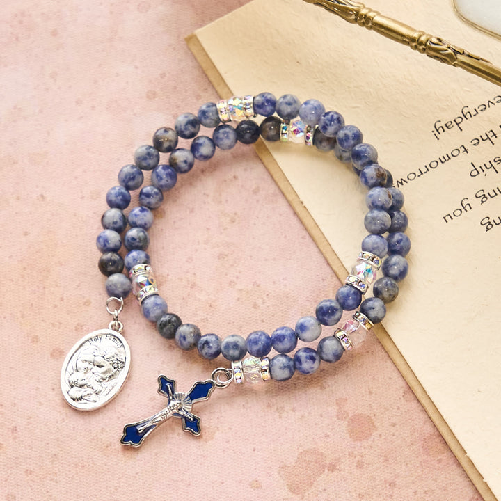 Christianartworkshop Rosenkranzarmband aus blauem Stein mit Erinnerungsdraht an die Heilige Familie - Handgelenkumfang: 18–24 cm (7,09–9,45 Zoll) - image 0