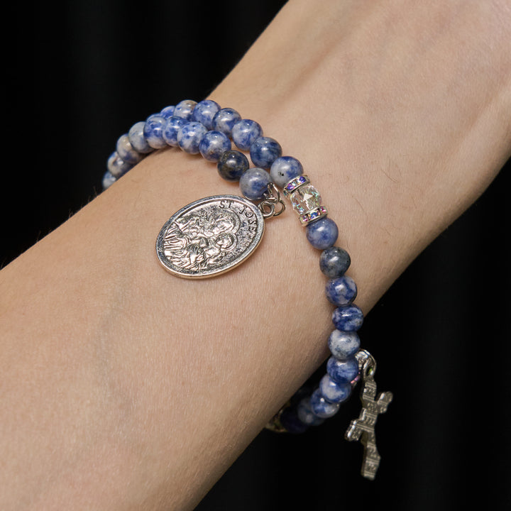 Christianartworkshop Rosenkranzarmband aus blauem Stein mit Erinnerungsdraht an die Heilige Familie - image 2