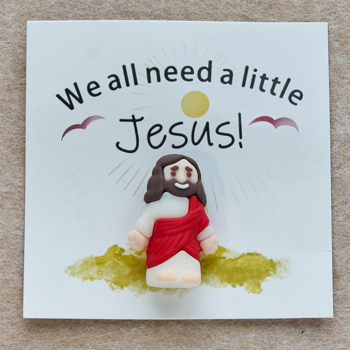 Mini-Jesus-Figur von Christianartworkshop mit Karte: Wir alle brauchen einen kleinen Jesus - Rot - image 3
