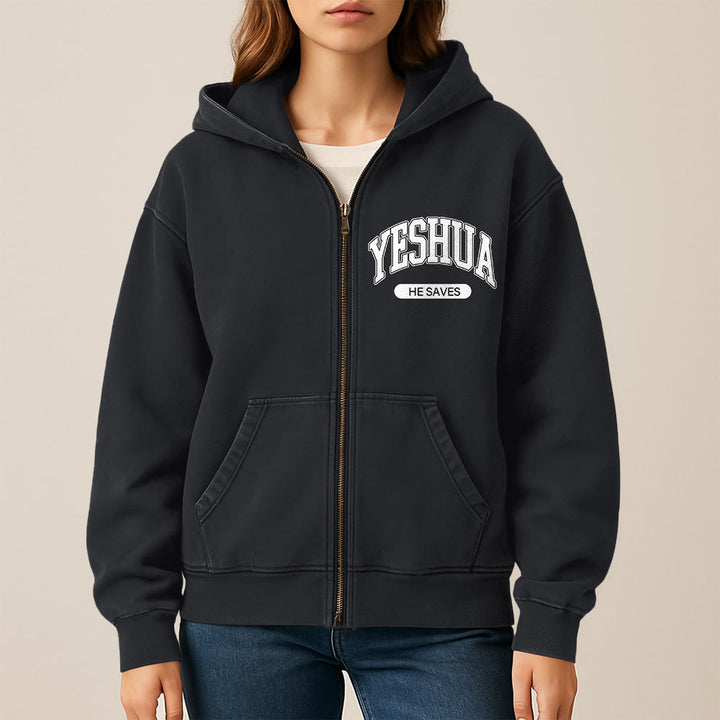 Christianartworkshop YESHUA He Saves Kapuzenjacke mit Grafikprint: Eine Mischung aus Glaube und lässiger Mode - image 6