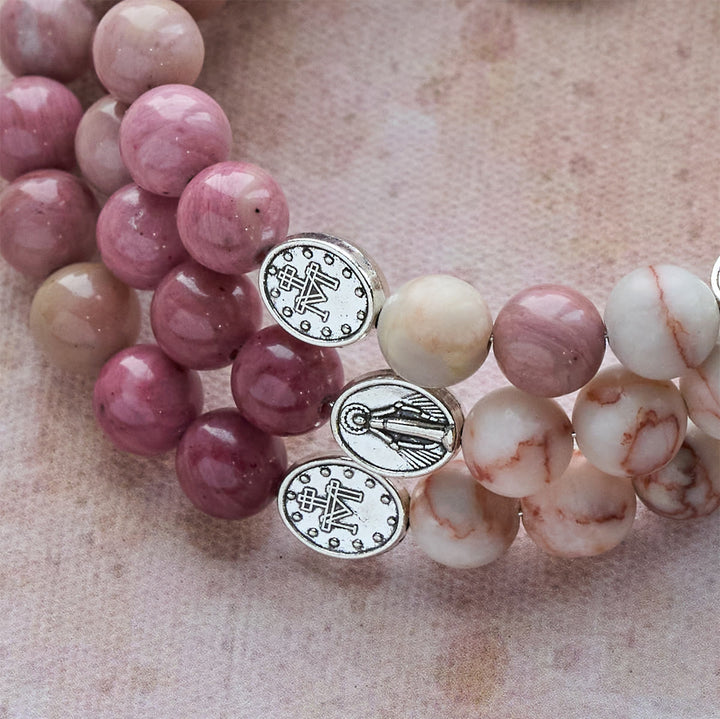 Christianartworkshop Rosenkranzarmband aus Rosenholz mit matter Webstein-Memory-Draht-Optik und Marienmedaillen - image 6