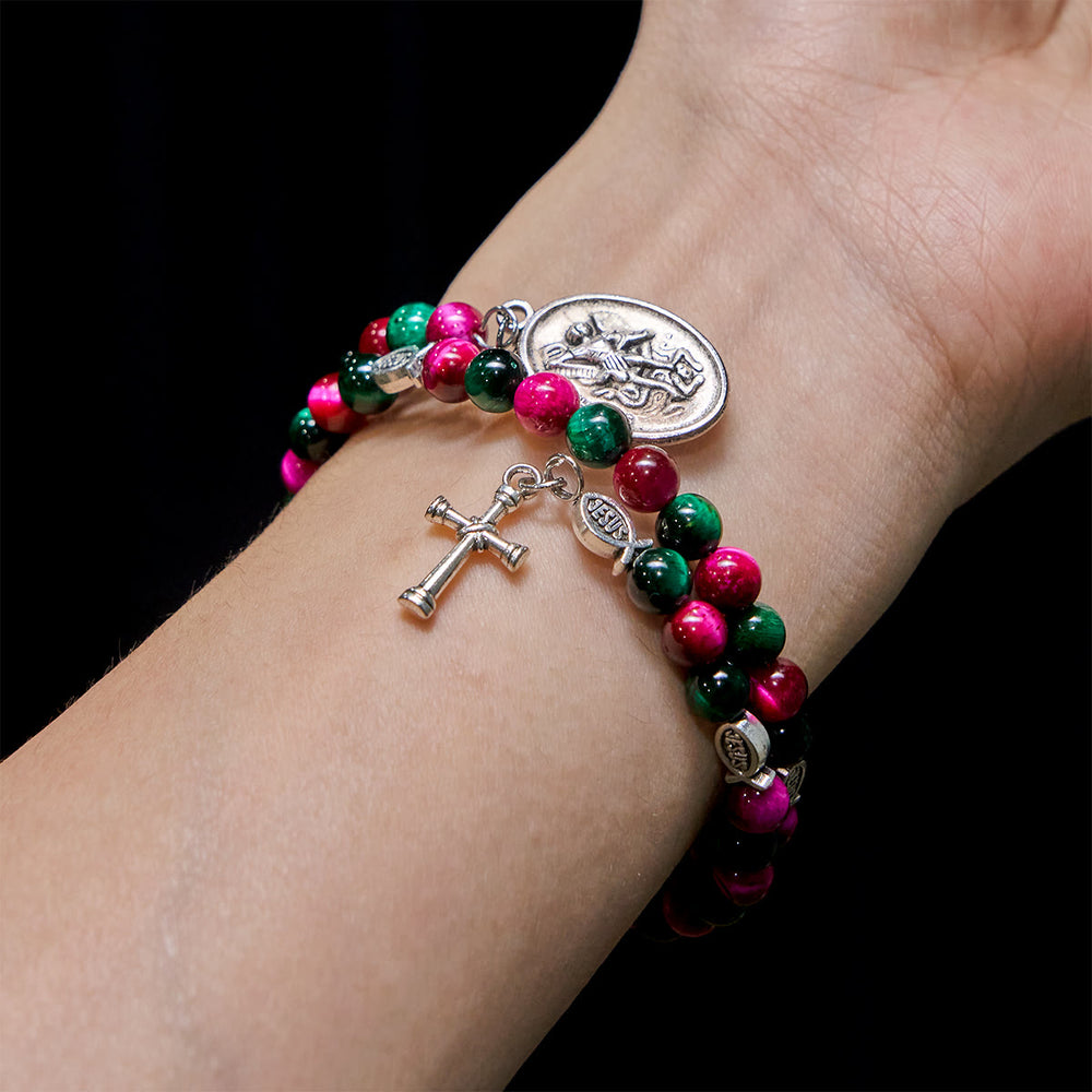 Christianartworkshop Zweifarbiges Rosenkranzarmband aus Tigerauge-Memory-Draht mit dem Heiligen Michael - image 1