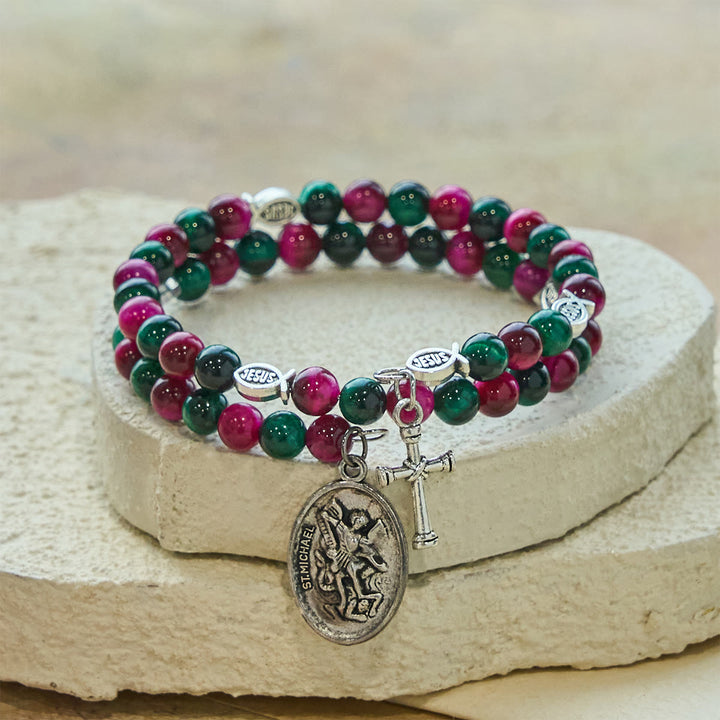 Christianartworkshop Zweifarbiges Rosenkranzarmband aus Tigerauge-Memory-Draht mit dem Heiligen Michael - image 3