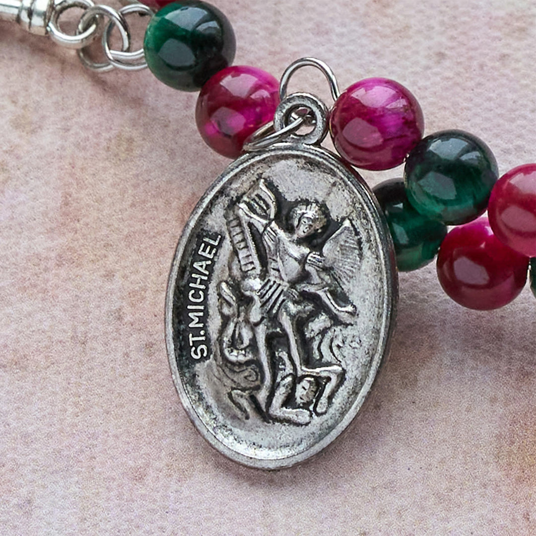 Christianartworkshop Zweifarbiges Rosenkranzarmband aus Tigerauge-Memory-Draht mit dem Heiligen Michael - image 7