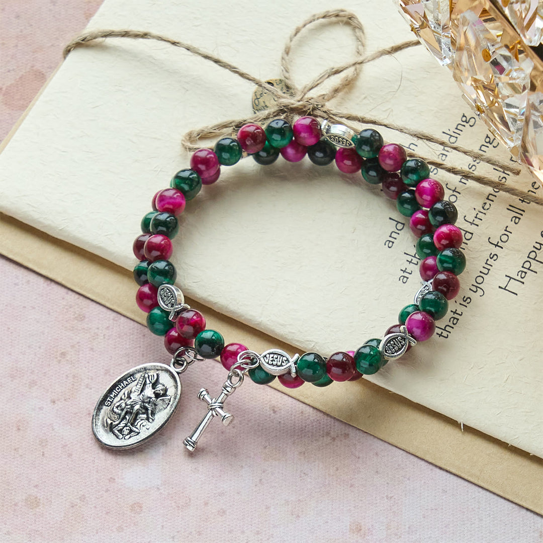 Christianartworkshop Zweifarbiges Rosenkranzarmband aus Tigerauge-Memory-Draht mit dem Heiligen Michael - image 2