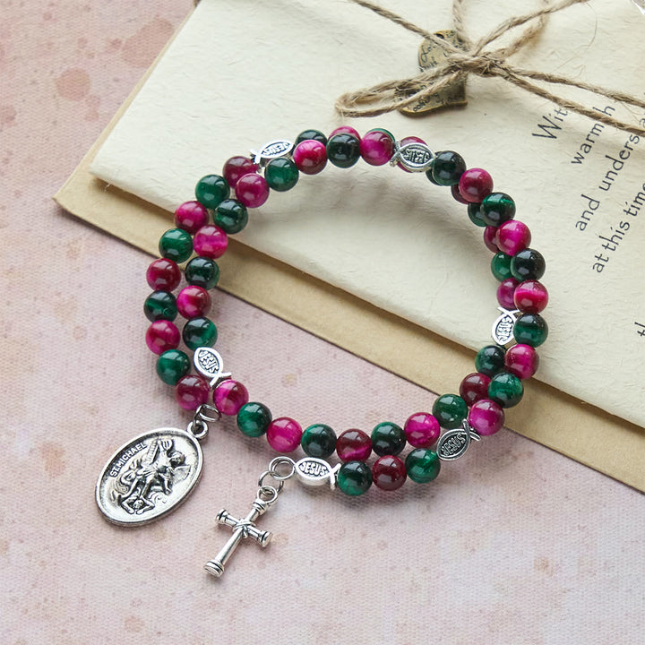 Christianartworkshop Zweifarbiges Rosenkranzarmband aus Tigerauge-Memory-Draht mit dem Heiligen Michael - Handgelenkumfang: 18–23 cm (7,09–9,06 Zoll) - image 0